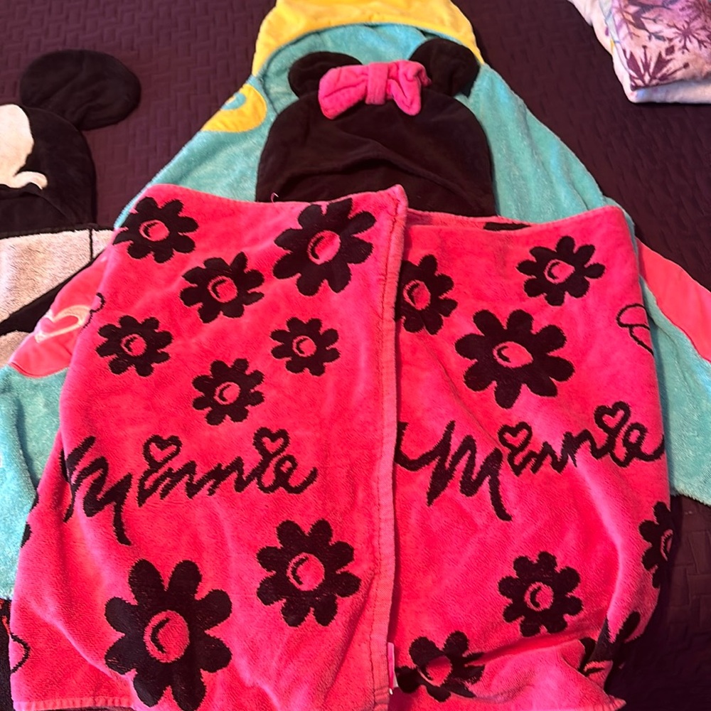 Minnie Mouse bath towel-beach towel! Pink and black